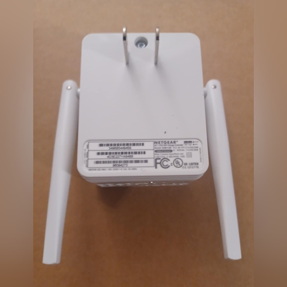 Netgear AC1200 WiFi Extender - Picture 2 of 9